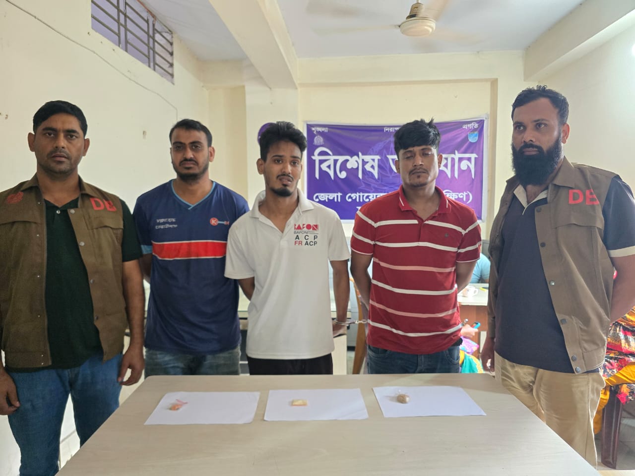 কেরানীগঞ্জে ডিবির বিশেষ অভিযানে হেরোইন, গাঁজা ও ইয়াবাসহ ৫ মা
